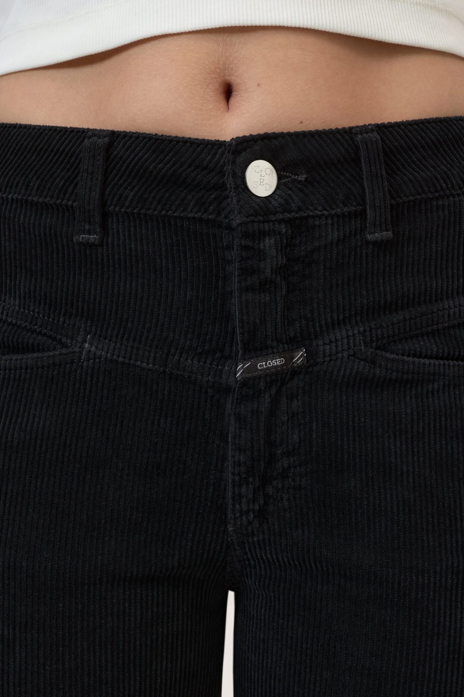 Relaxed Pants - Pedal Pusher aus Breitcord Black Relaxed Pants - Pedal Pusher Aus Breitcord Black -Closed Geschaft C21002 38I 30 100 2 scaled