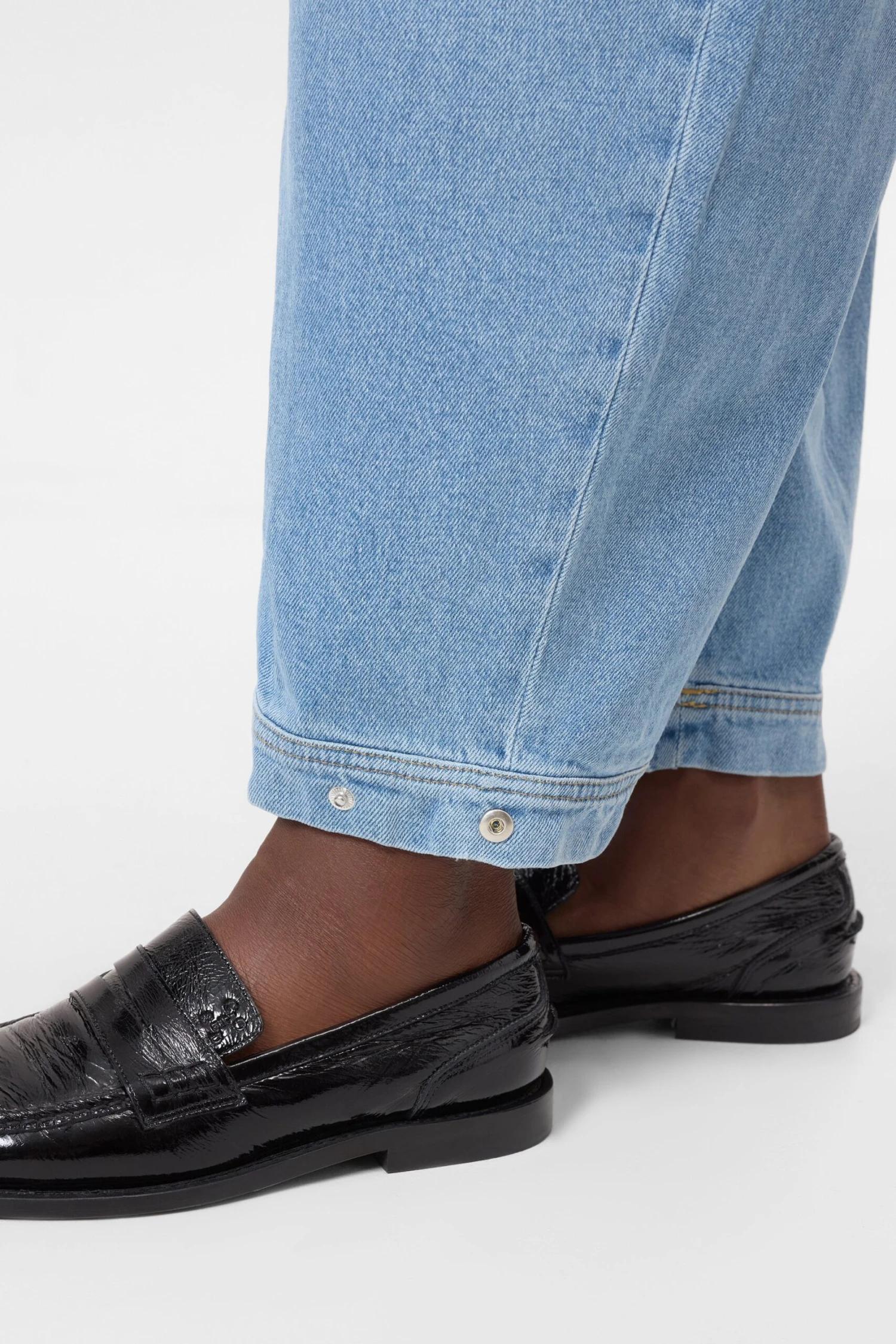 Barrel Jeans - Rhannon Light blue Barrel Jeans - Rhannon Light Blue -Closed Geschaft C21734 05A 39 LBL 3 scaled