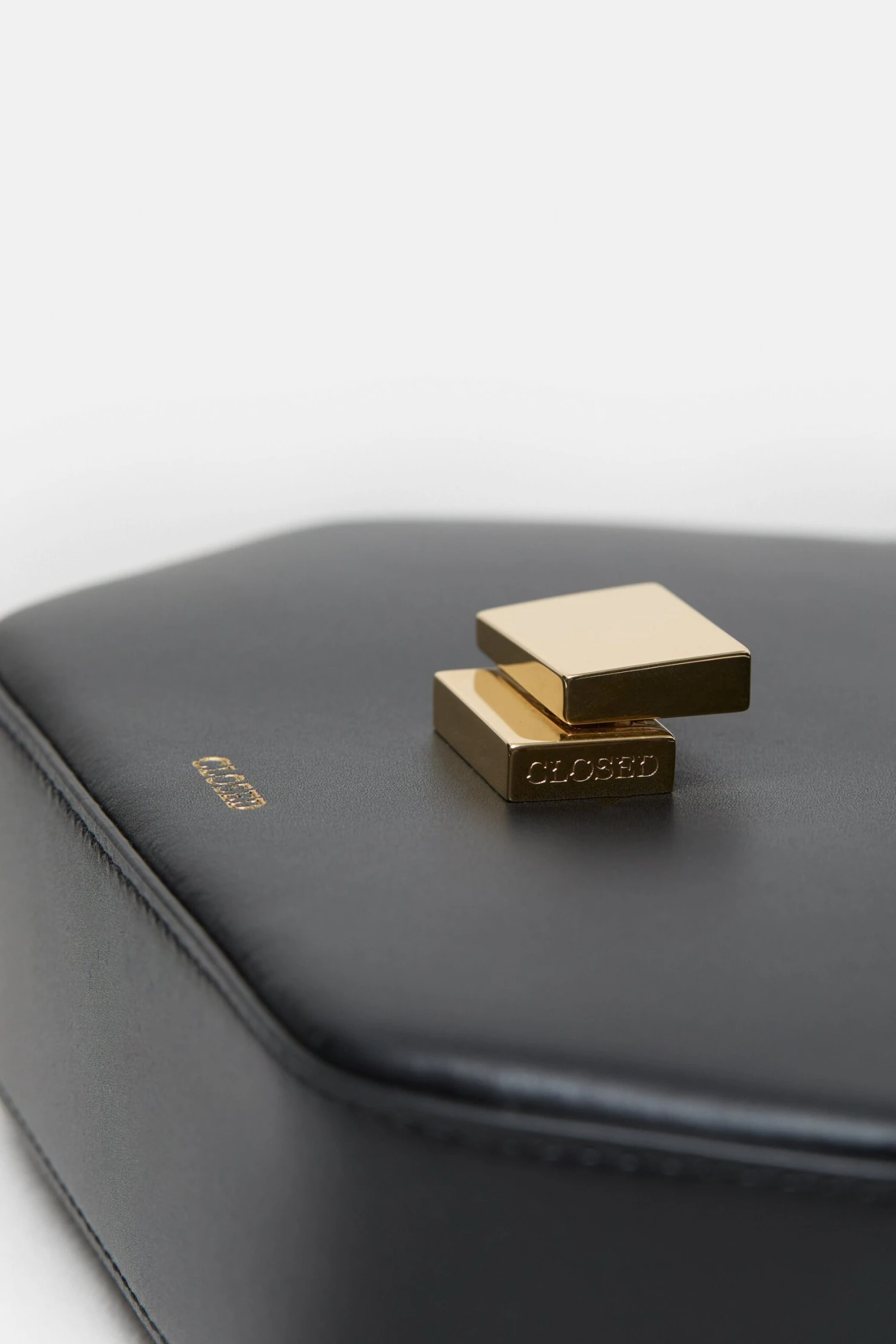 Closed Bag One Small Black Closed Bag One Small Black -Closed Geschaft C90424 88H 22 100 5 scaled