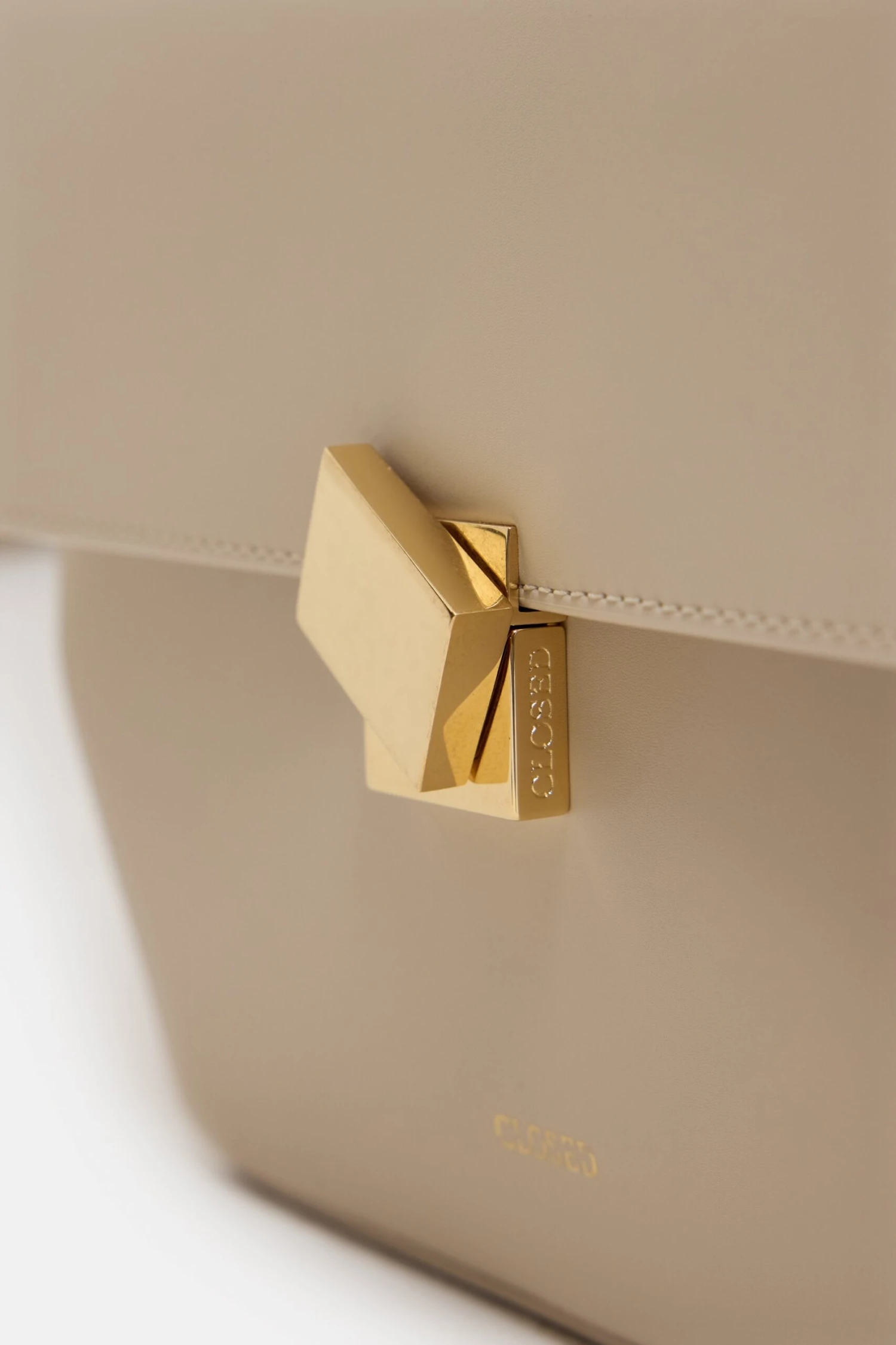 Closed Bag One medium Shetland Closed Bag One Medium Shetland -Closed Geschaft C90432 88H 22 276 2 scaled