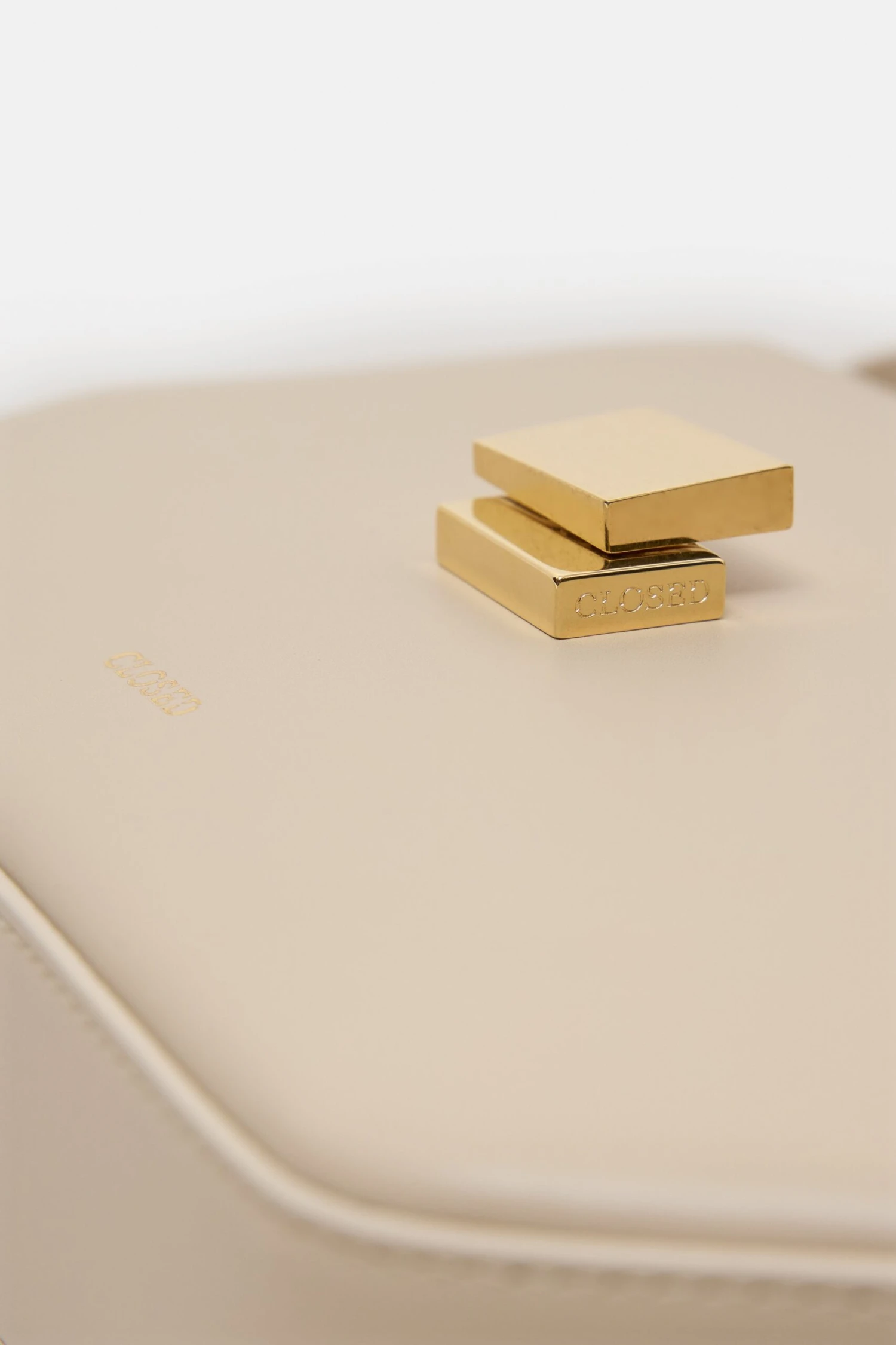 Closed Bag One medium Shetland Closed Bag One Medium Shetland -Closed Geschaft C90432 88H 22 276 5 scaled