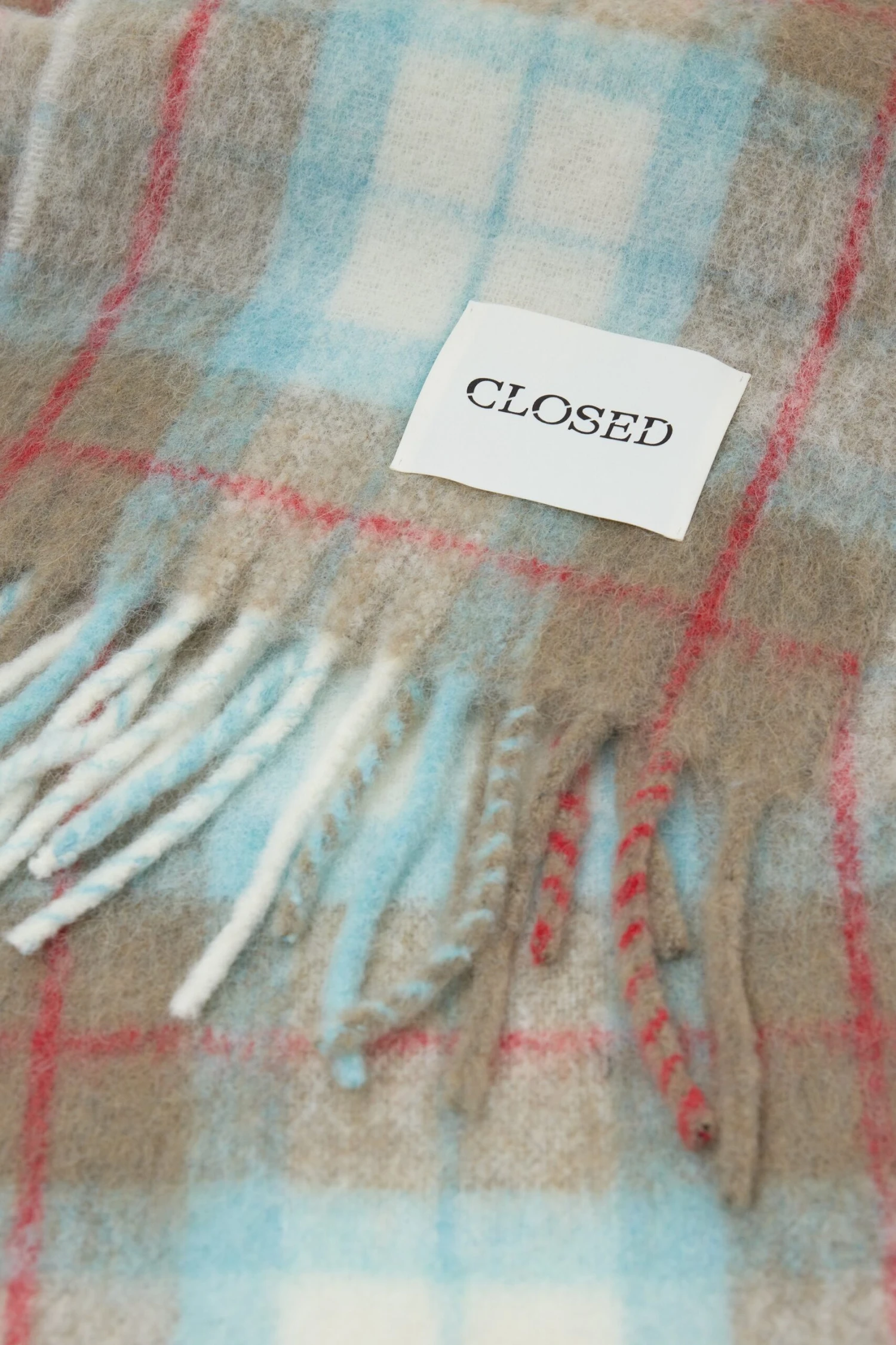 Karierter Schal aus Alpaka-Mix Clay beige Karierter Schal Aus Alpaka-Mix Clay Beige -Closed Geschaft C90823 70F 22 911 1 scaled