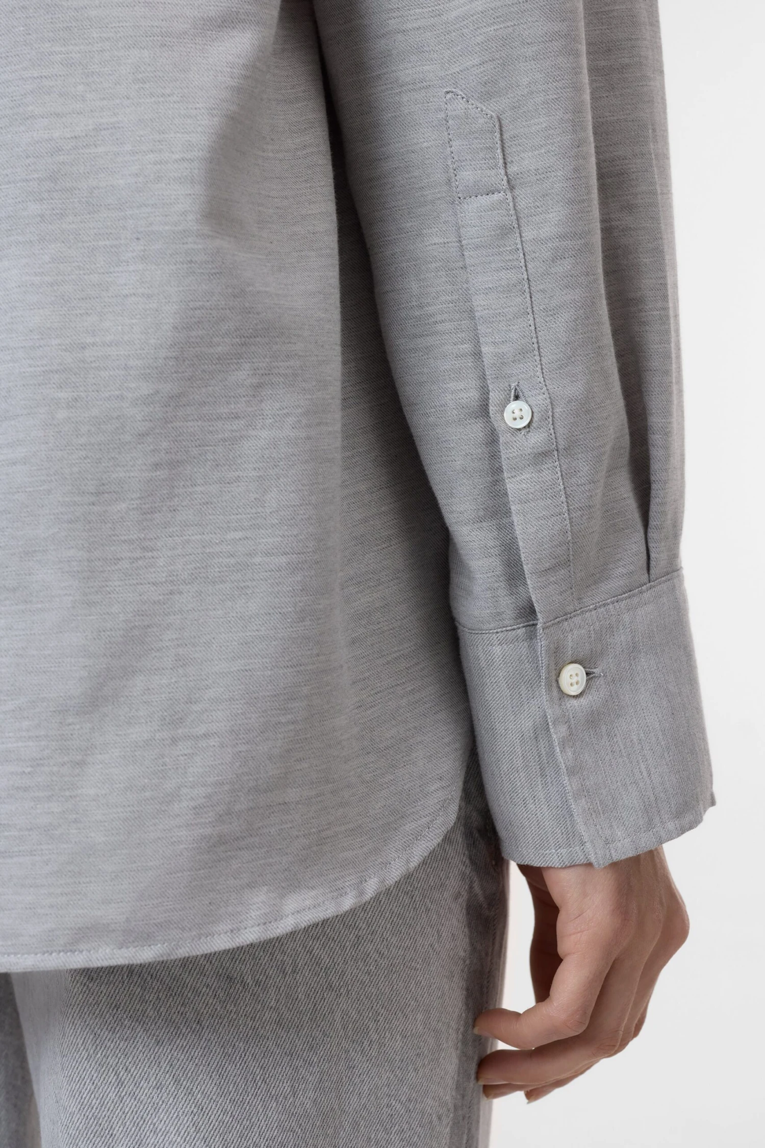 Asymmetrische Bluse aus Baumwolle-Mix Light grey melange Asymmetrische Bluse Aus Baumwolle-Mix Light Grey Melange -Closed Geschaft C94246 23M 22 127 4 scaled