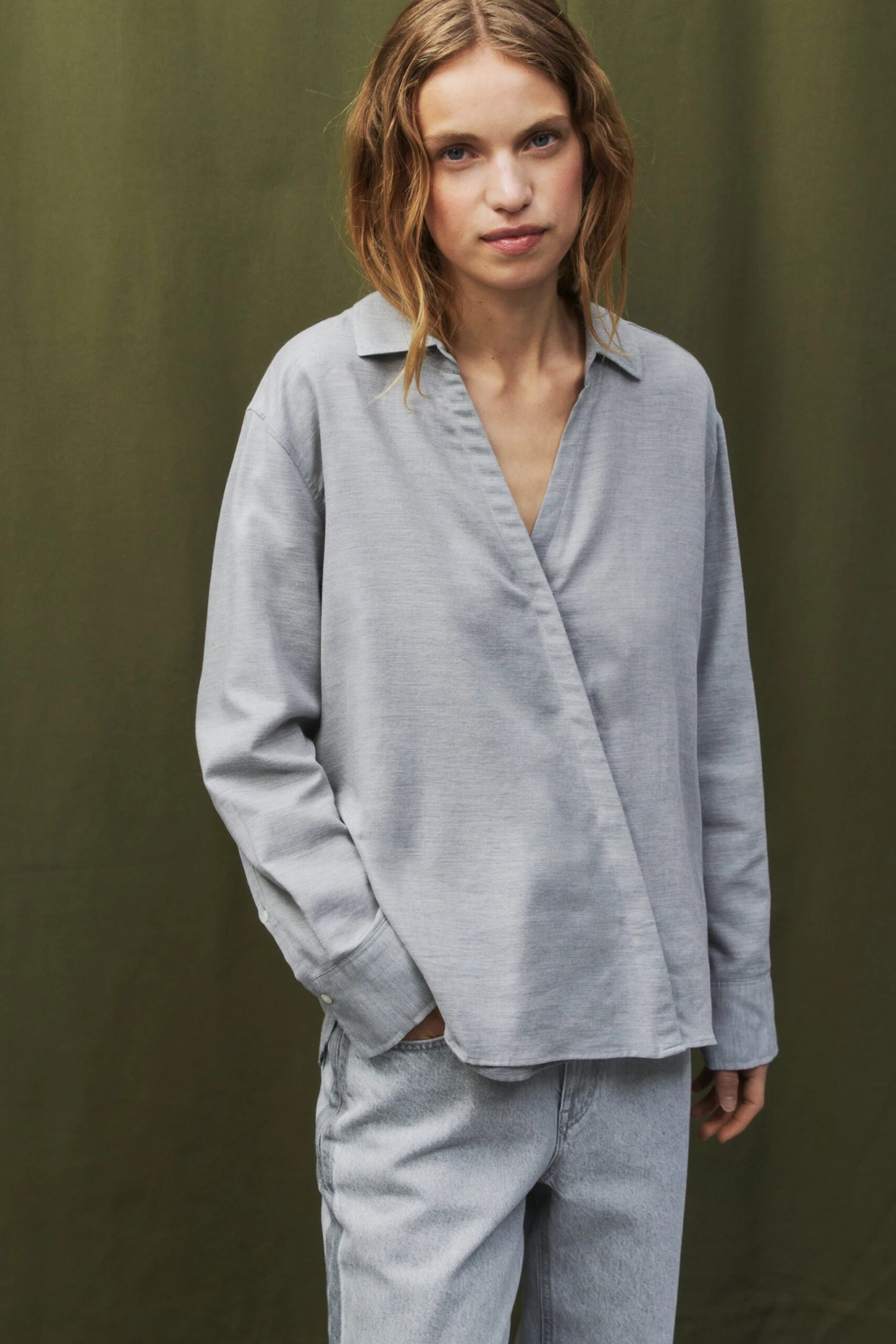 Asymmetrische Bluse aus Baumwolle-Mix Light grey melange Asymmetrische Bluse Aus Baumwolle-Mix Light Grey Melange -Closed Geschaft C94246 23M 22 127 5 scaled