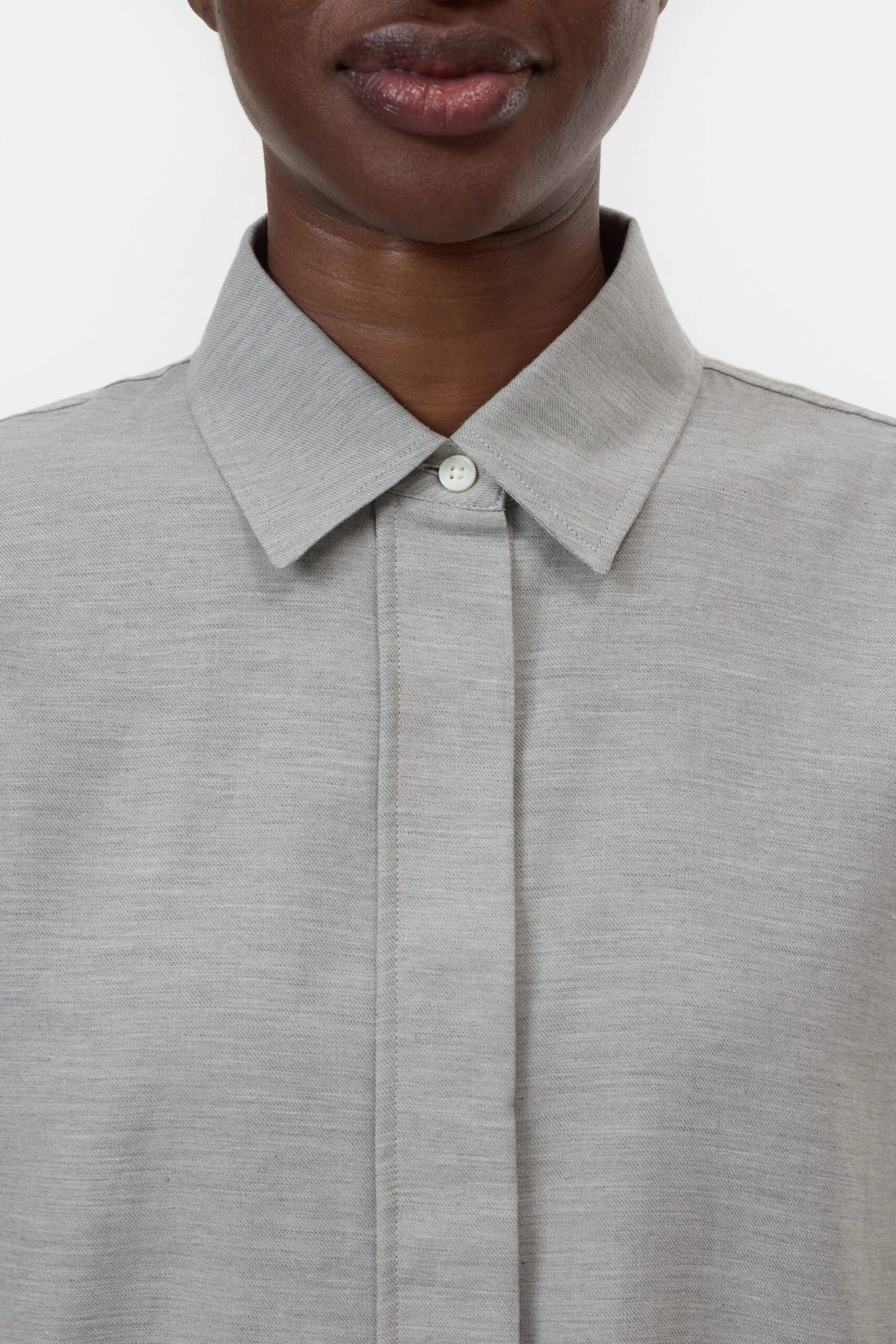 Klassisches Baumwollhemd mit Kaschmir Light grey melange Klassisches Baumwollhemd Mit Kaschmir Light Grey Melange -Closed Geschaft C94362 23M 22 127 3 scaled