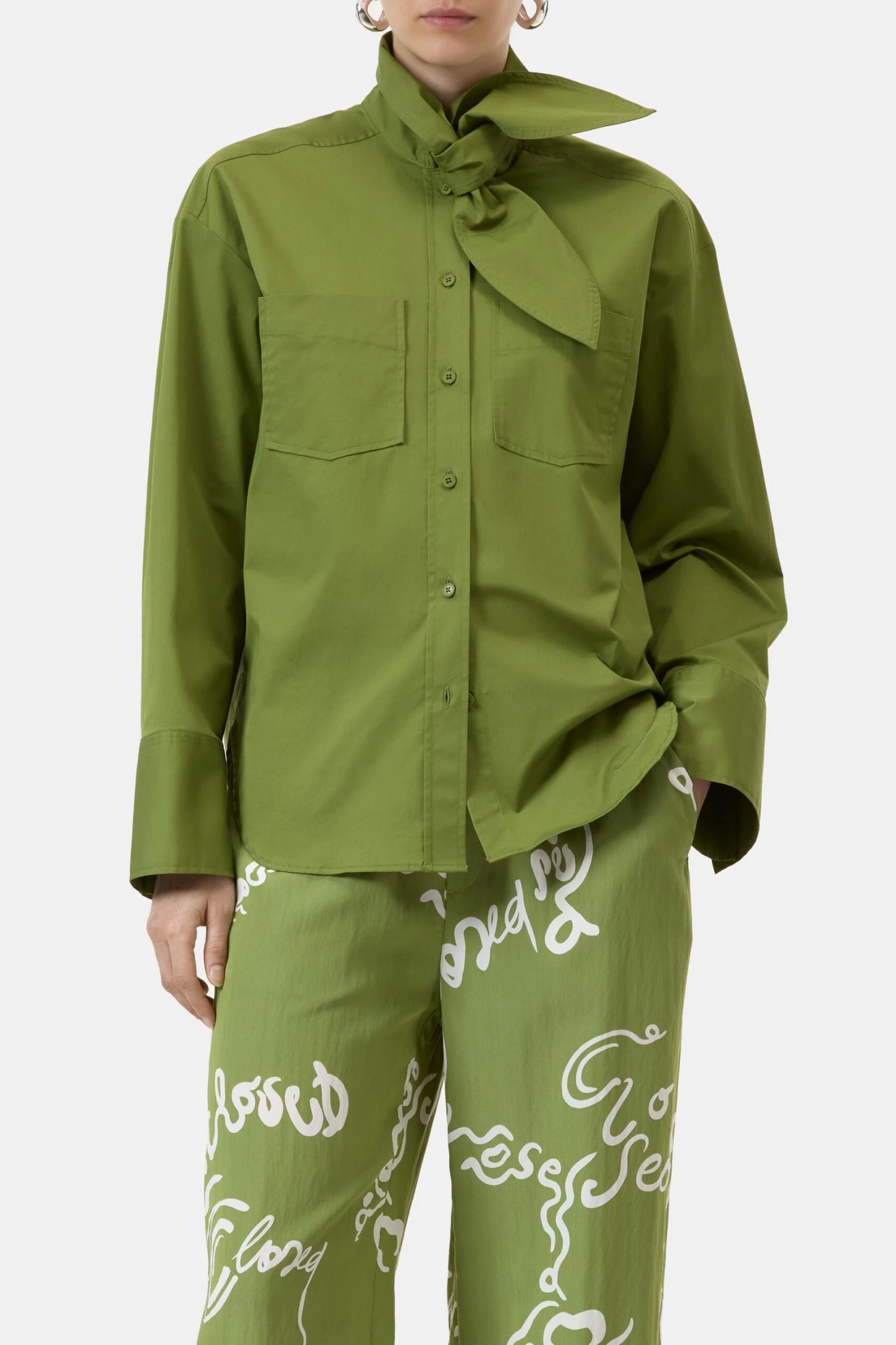 Schalbluse aus Baumwoll-Popeline Pistachio green Schalbluse Aus Baumwoll-Popeline Pistachio Green -Closed Geschaft C94789 252 22 695 1 scaled