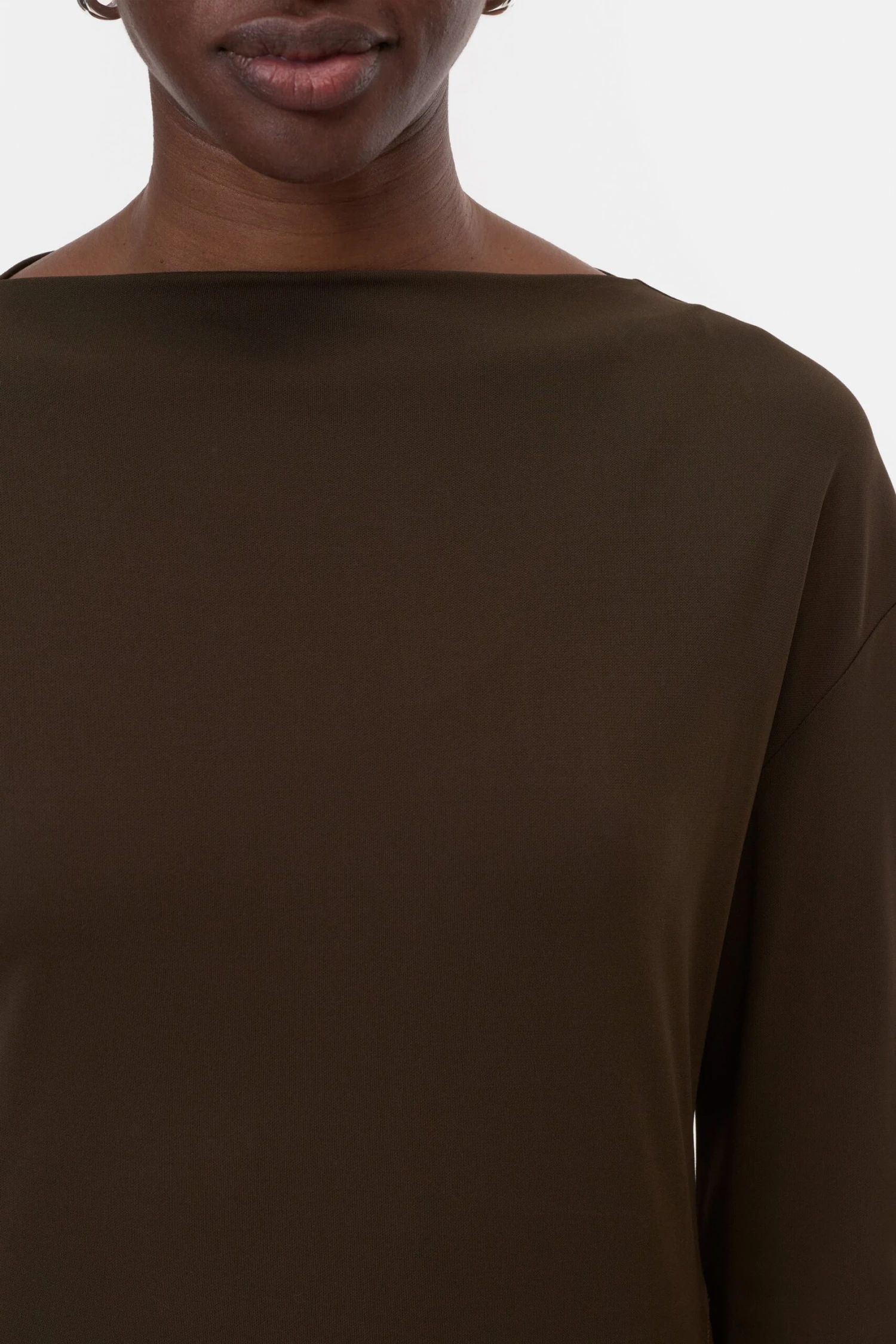 Longsleeve mit Schlitz-Detail Marsh green Longsleeve Mit Schlitz-Detail Marsh Green -Closed Geschaft C95042 45W 22 694 3 scaled