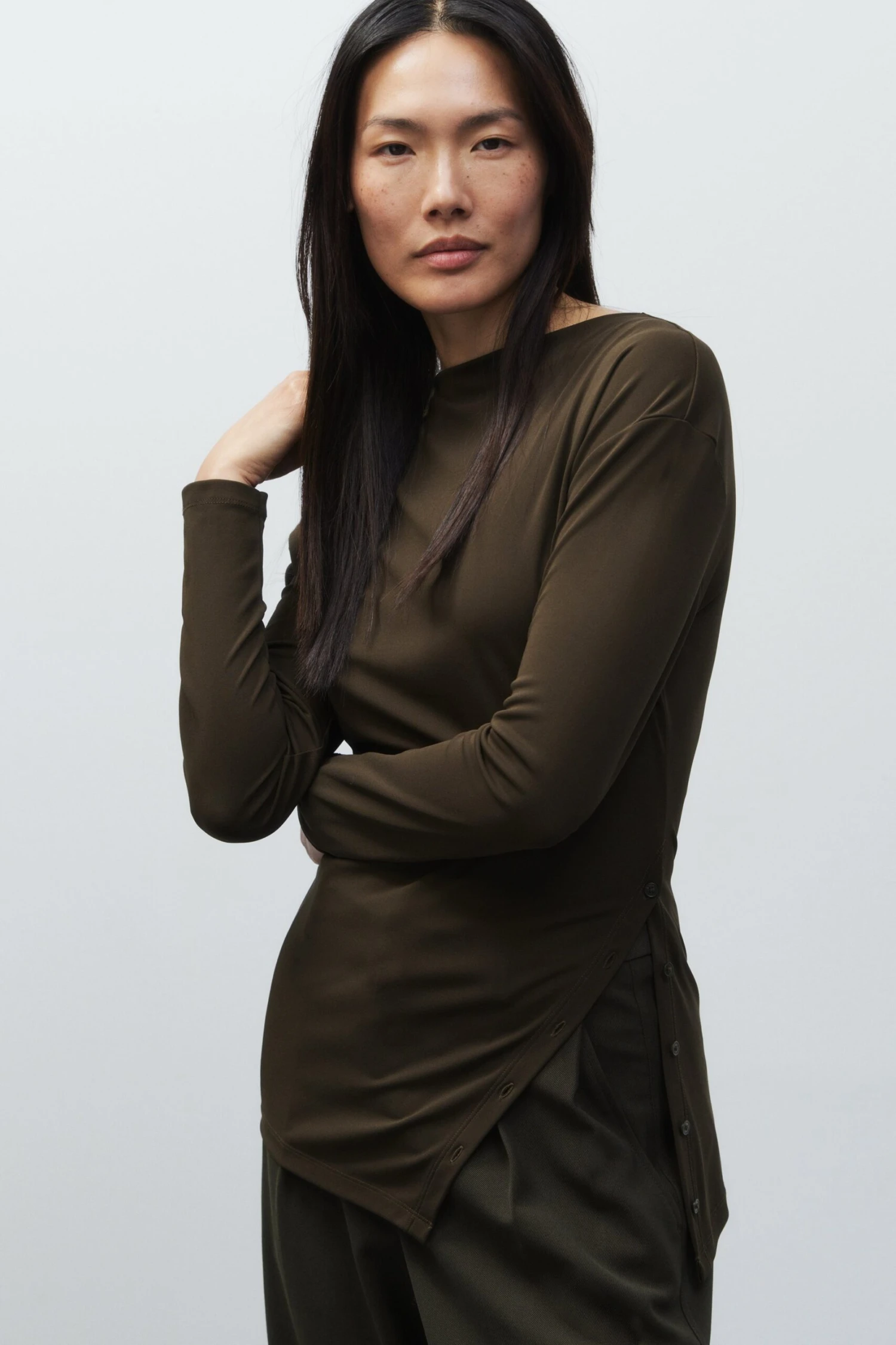 Longsleeve mit Schlitz-Detail Marsh green Longsleeve Mit Schlitz-Detail Marsh Green -Closed Geschaft C95042 45W 22 694 5 scaled