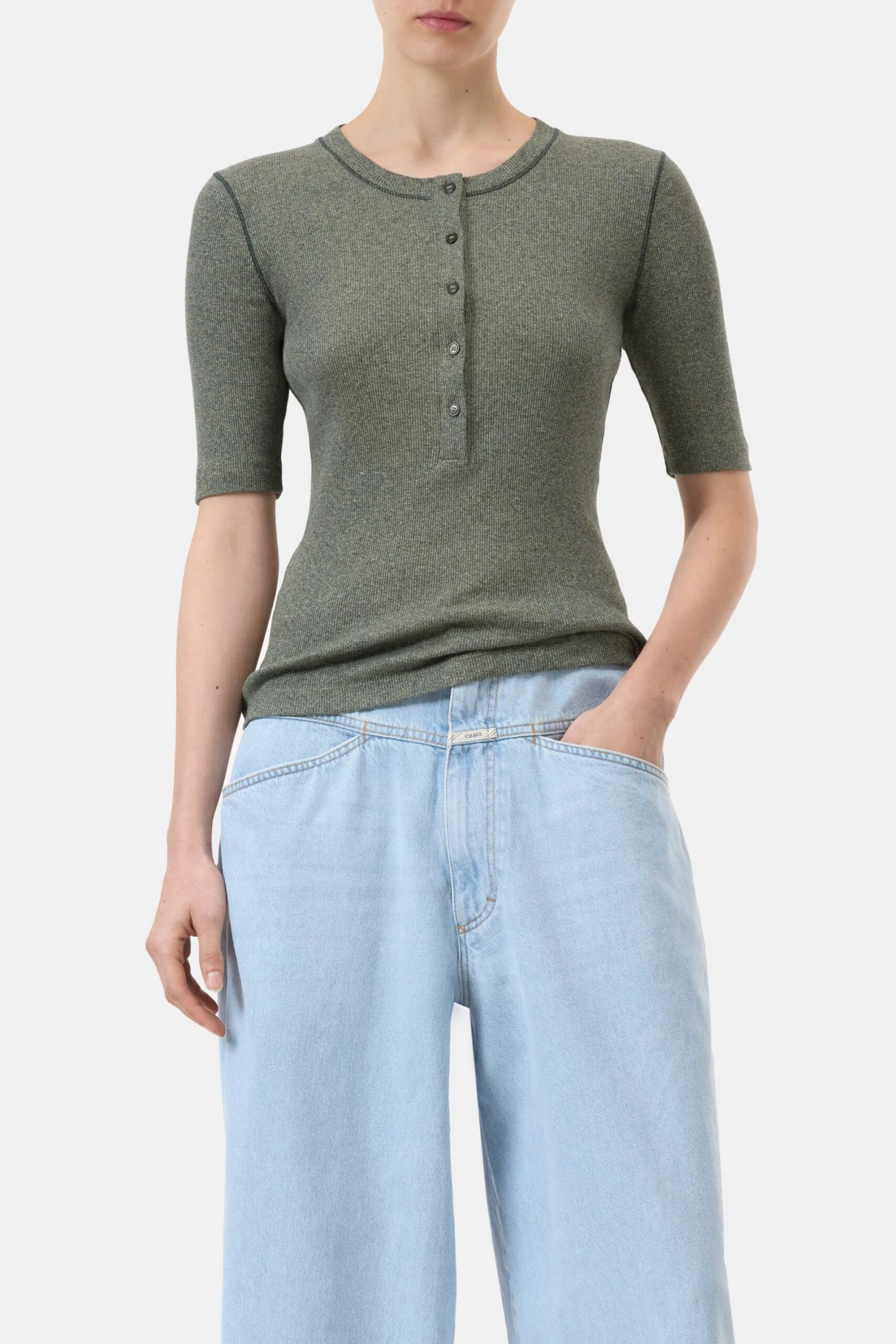 Kurzarmshirt aus Baumwolle Forest green Kurzarmshirt Aus Baumwolle Forest Green -Closed Geschaft C95084 425 22 681 1 scaled