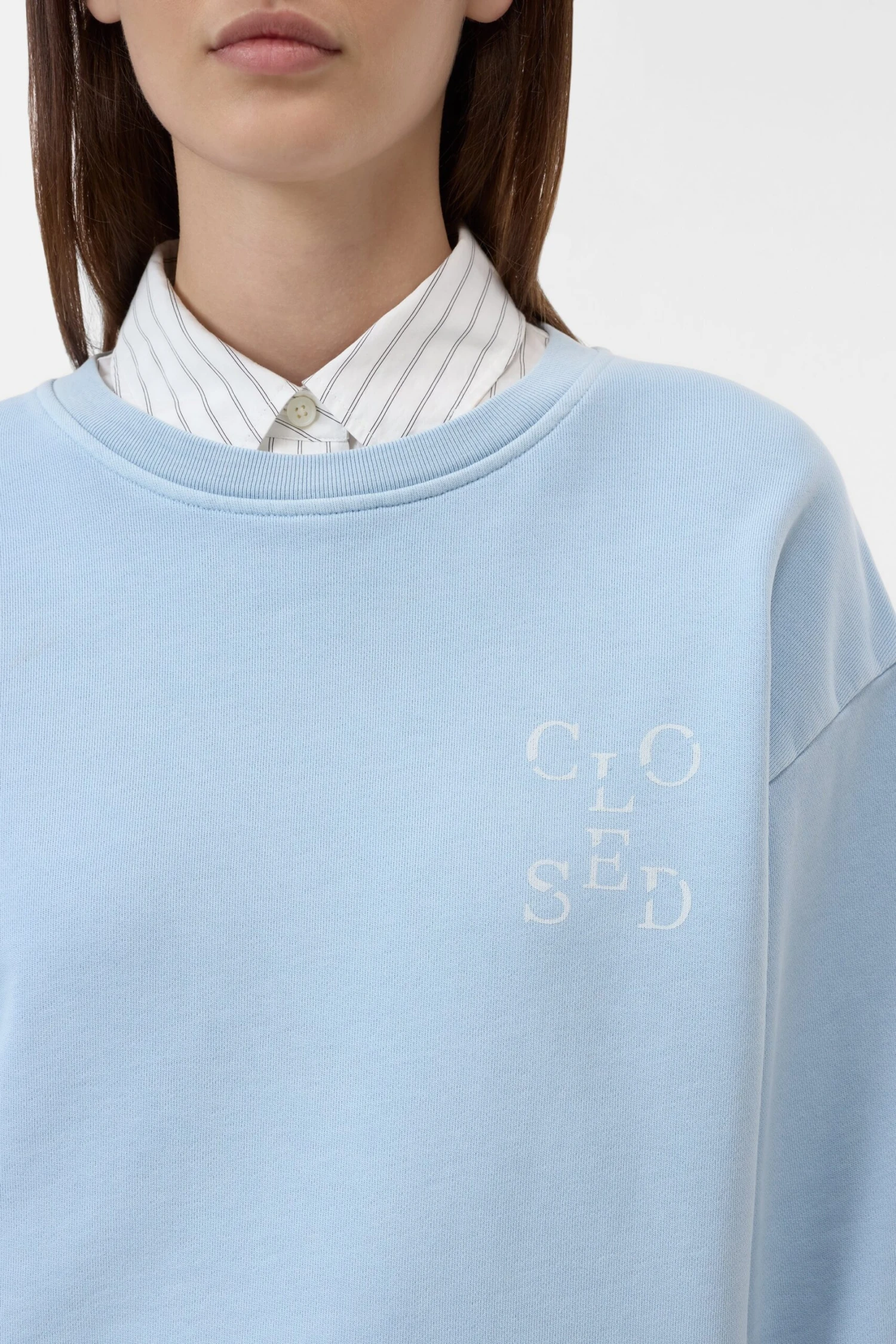 Sweatshirt aus Bio-Baumwolle Powder blue Sweatshirt Aus Bio-Baumwolle Powder Blue -Closed Geschaft C95226 47V 13 585 3 scaled