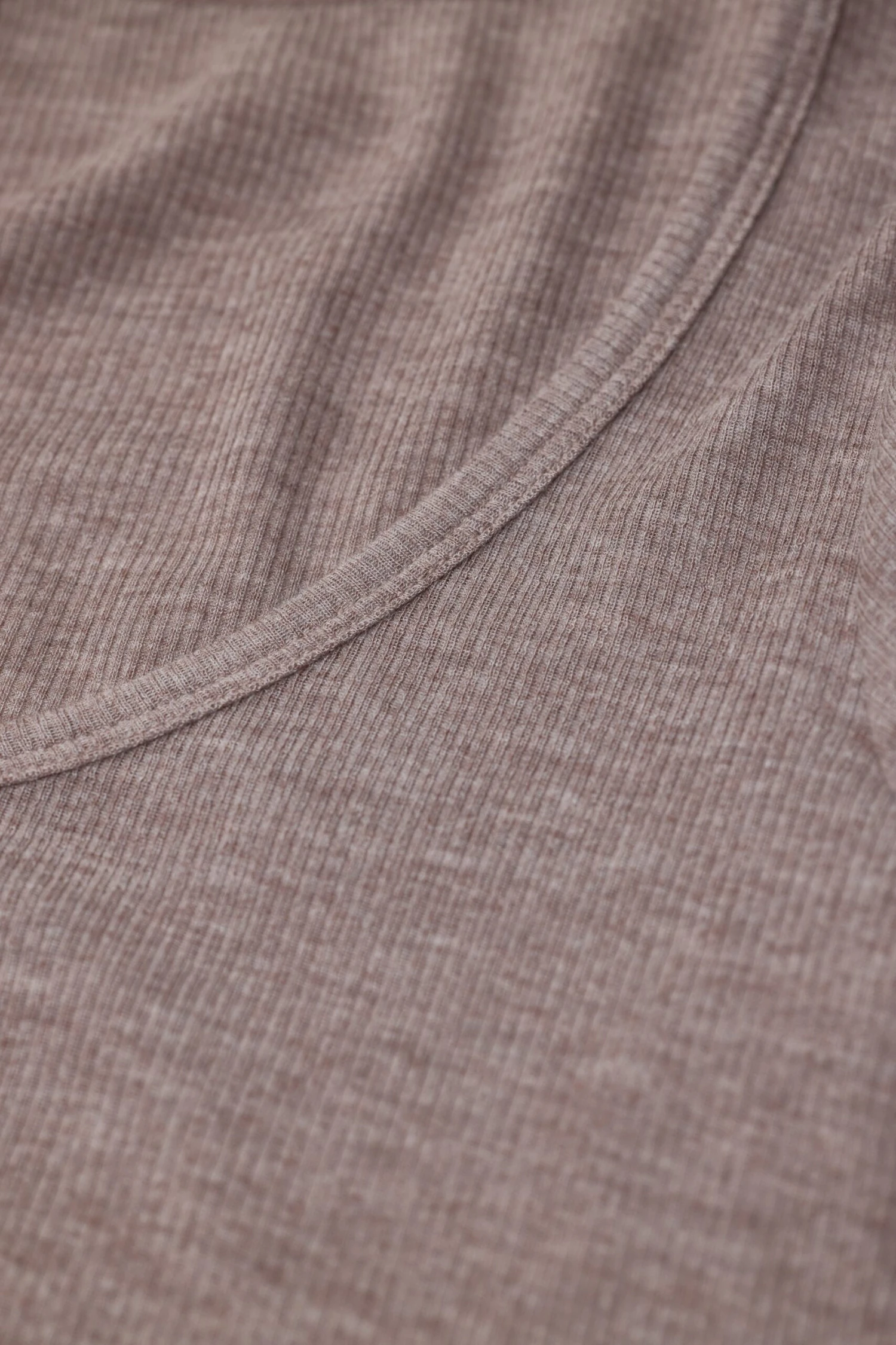 Geripptes Longsleeve aus Modal-Kaschmir-Mix Clay beige Geripptes Longsleeve Aus Modal-Kaschmir-Mix Clay Beige -Closed Geschaft C95366 42S 22 911 4 scaled