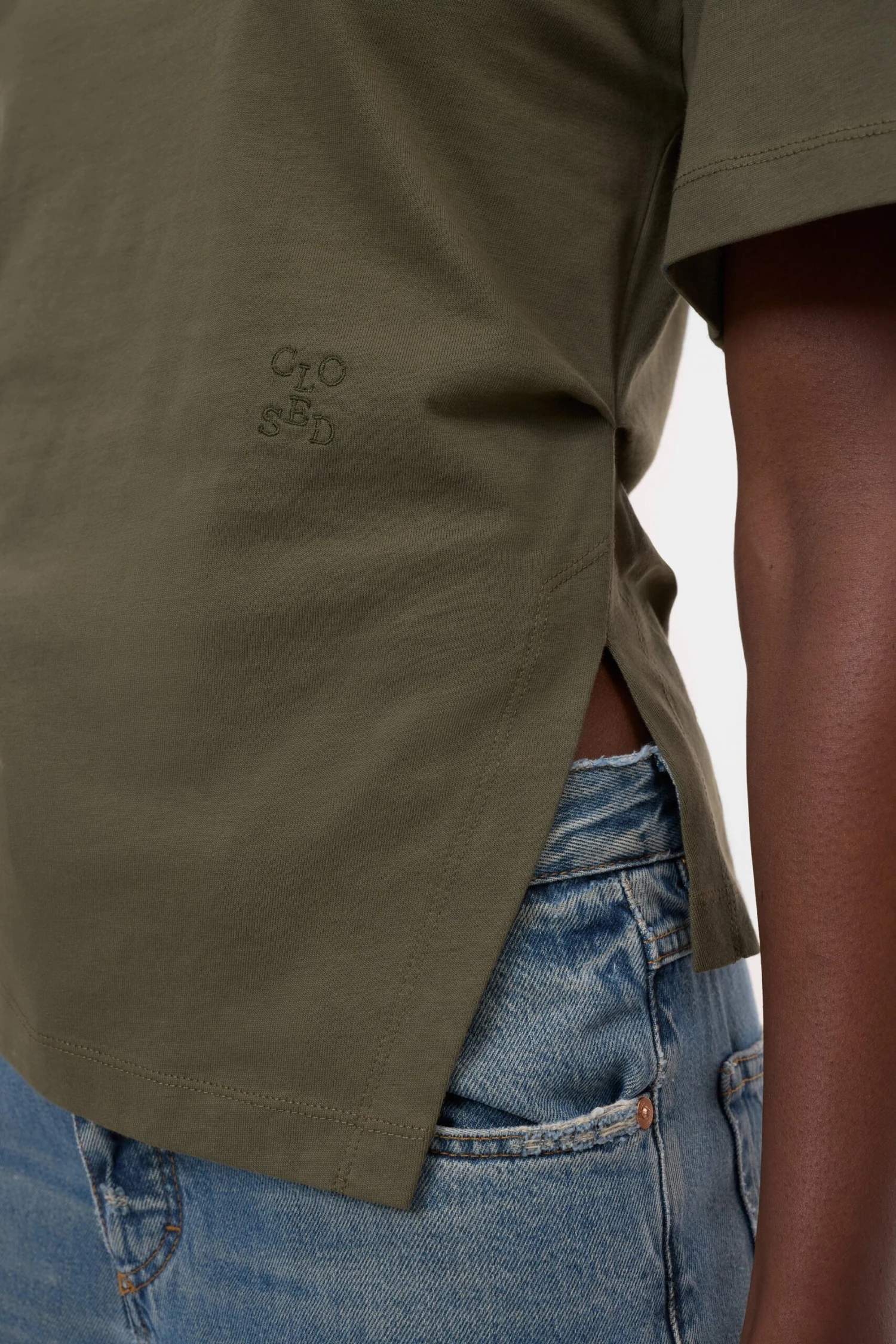 Drapiertes T-Shirt aus Bio-Baumwolle Forest green Drapiertes T-Shirt Aus Bio-Baumwolle Forest Green -Closed Geschaft C95633 44H EM 681 3 scaled