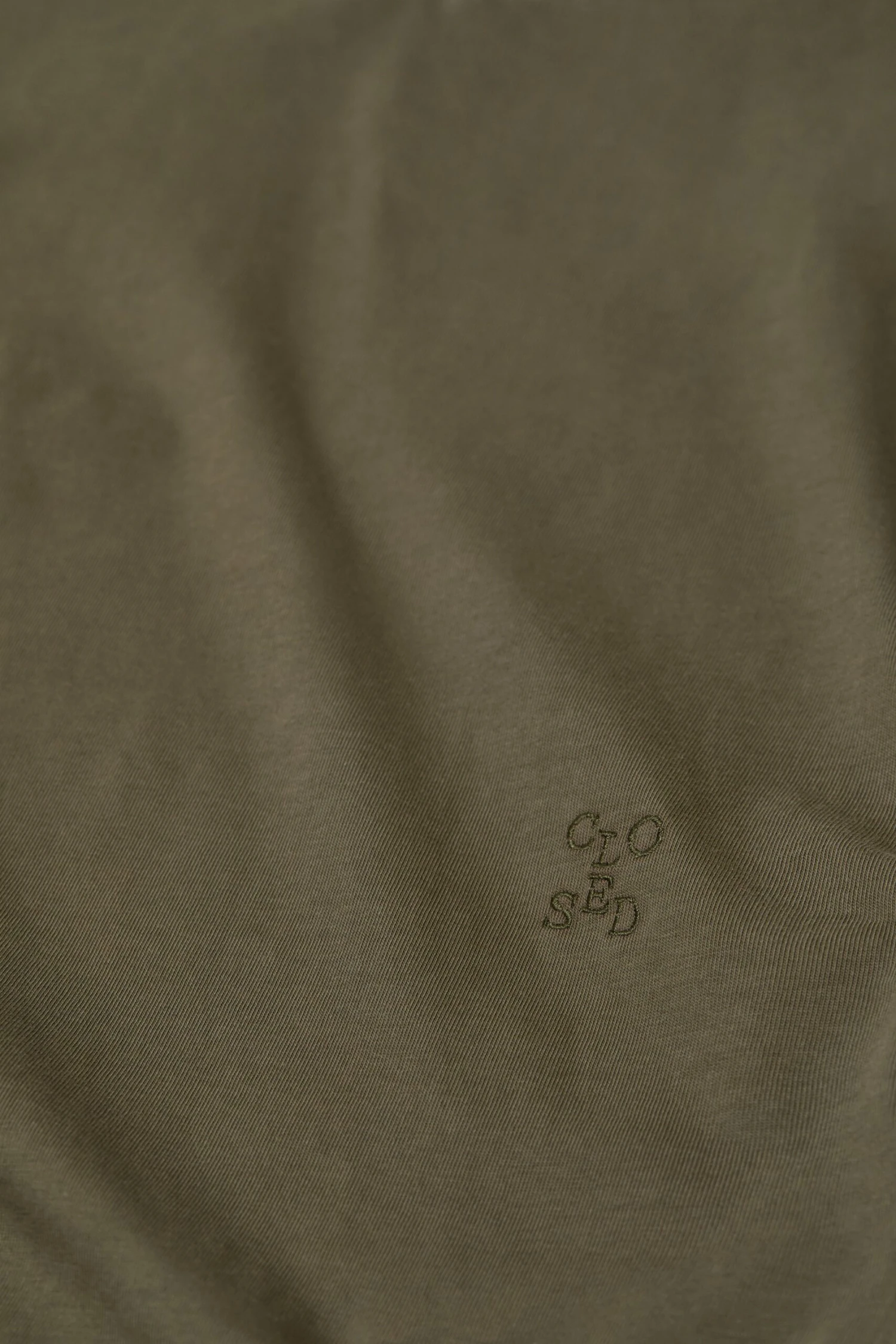 Drapiertes T-Shirt aus Bio-Baumwolle Forest green Drapiertes T-Shirt Aus Bio-Baumwolle Forest Green -Closed Geschaft C95633 44H EM 681 4 scaled