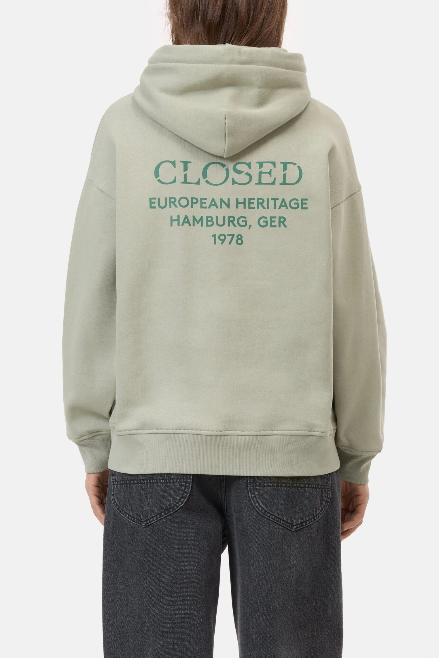 Hoodie aus Bio-Baumwolle Lichen green Hoodie Aus Bio-Baumwolle Lichen Green -Closed Geschaft C95922 472 PR 608 2 scaled