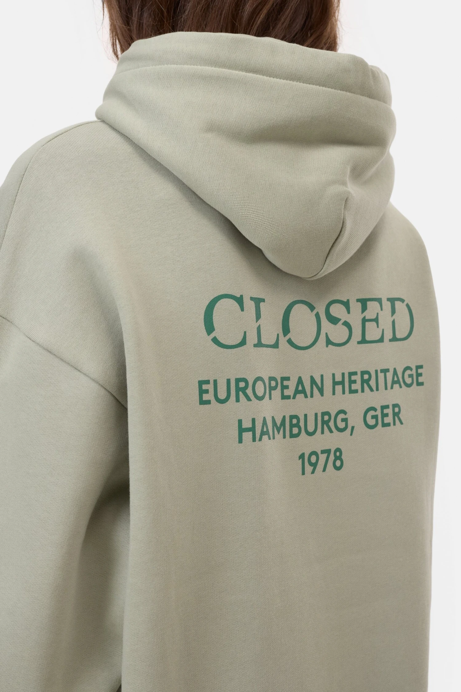 Hoodie aus Bio-Baumwolle Lichen green Hoodie Aus Bio-Baumwolle Lichen Green -Closed Geschaft C95922 472 PR 608 3 scaled