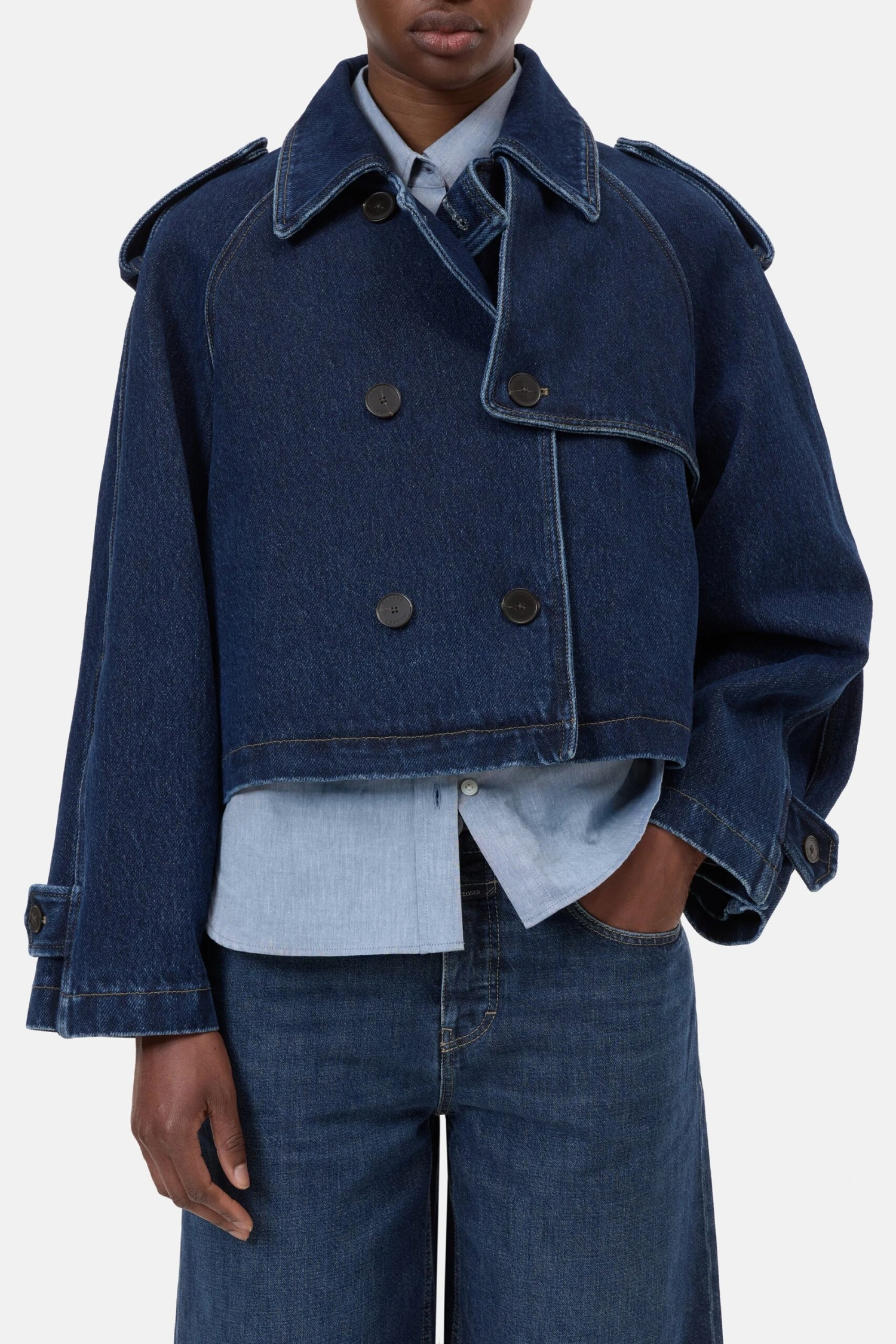 Cropped Trench aus Denim Dark blue Cropped Trench Aus Denim Dark Blue -Closed Geschaft C97133 18L 24 DBL 1 scaled