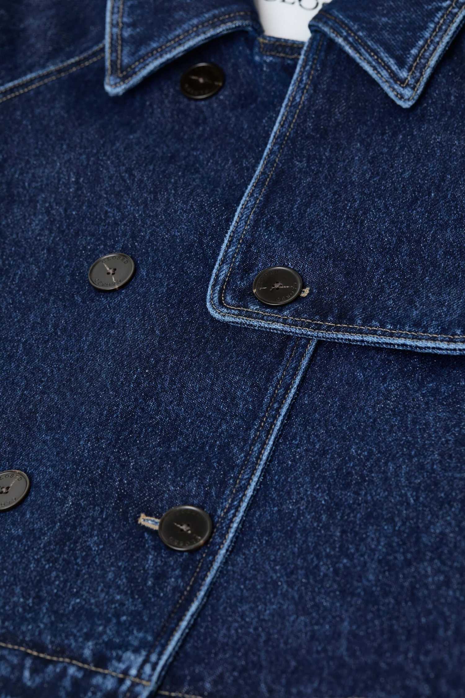 Cropped Trench aus Denim Dark blue Cropped Trench Aus Denim Dark Blue -Closed Geschaft C97133 18L 24 DBL 7 scaled