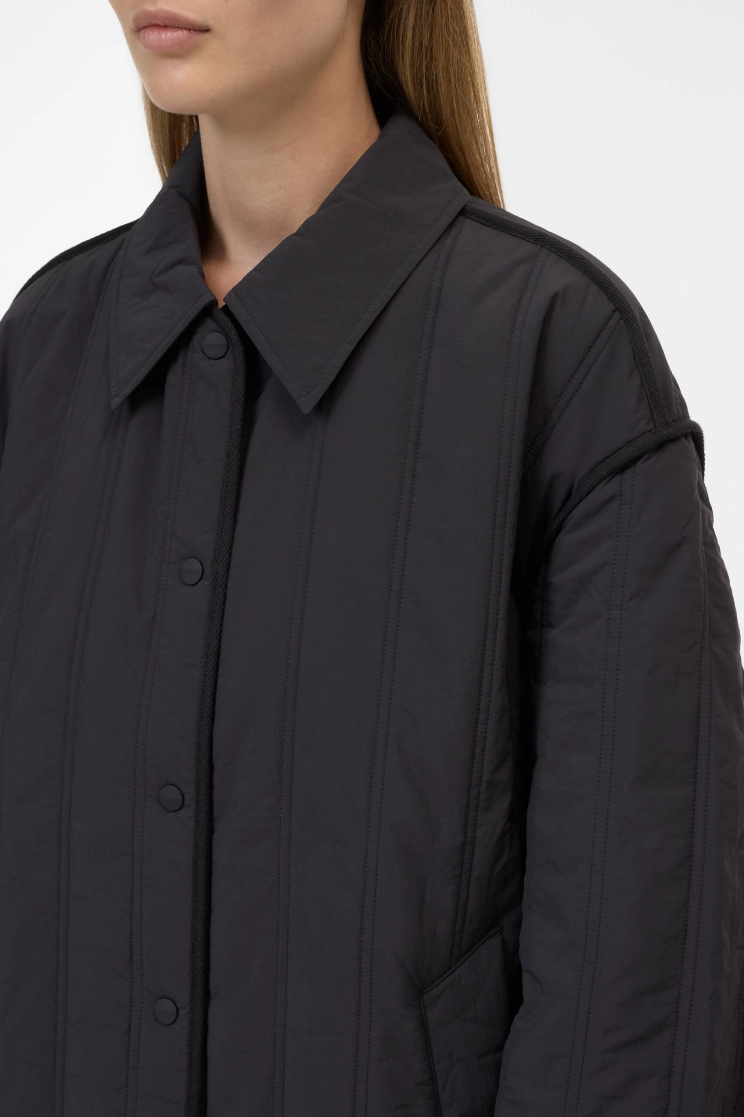 Gesteppter Mantel aus Nylon Black Gesteppter Mantel Aus Nylon Black -Closed Geschaft C97464 69F 22 100 3 scaled