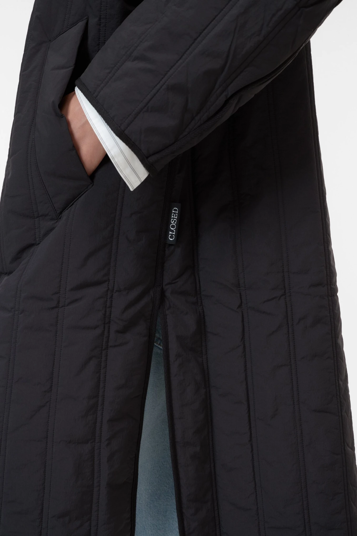 Gesteppter Mantel aus Nylon Black Gesteppter Mantel Aus Nylon Black -Closed Geschaft C97464 69F 22 100 4 scaled