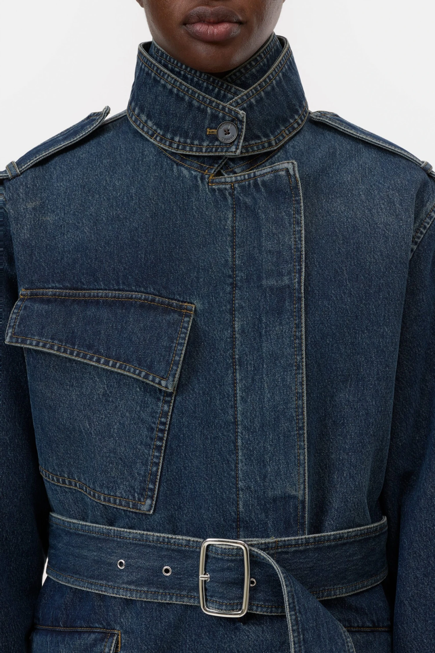 Kurzer Denim-Trenchcoat Dark blue Kurzer Denim-Trenchcoat Dark Blue -Closed Geschaft C97764 16L 28 DBL 3 scaled